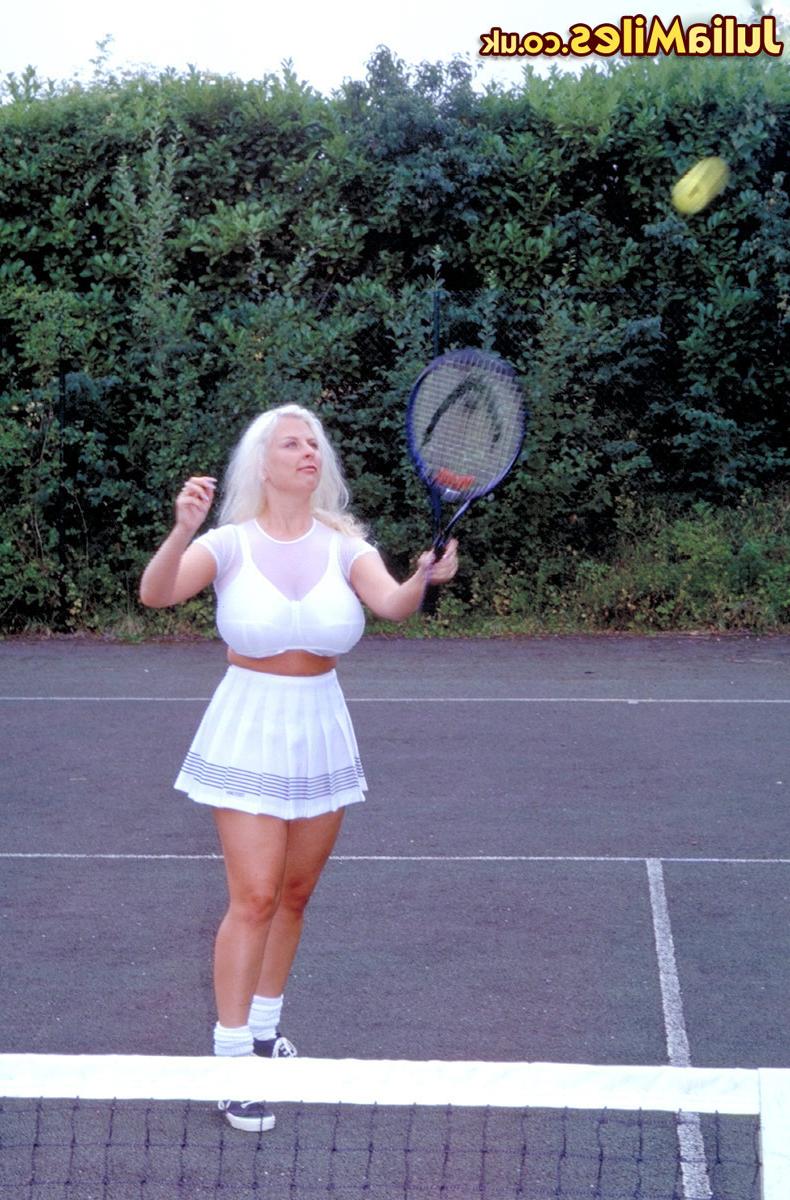 17P La femme allemande Julia Miles expose ses nichons en jouant au tennis.