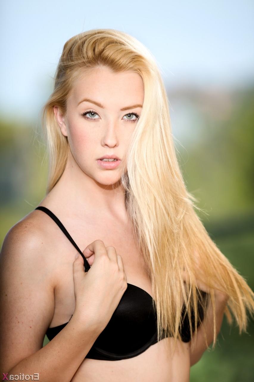 17P A loira esbelta Samantha Rone expõe seu corpo quente enquanto flerta na varanda
