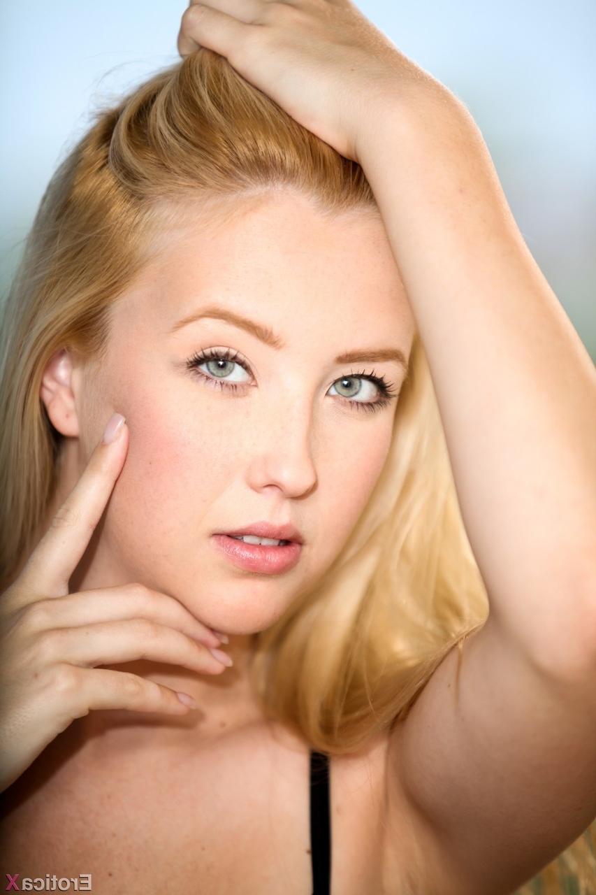 17P A loira esbelta Samantha Rone expõe seu corpo quente enquanto flerta na varanda