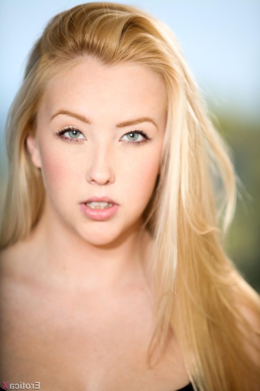 17P A loira esbelta Samantha Rone expõe seu corpo quente enquanto flerta na varanda
