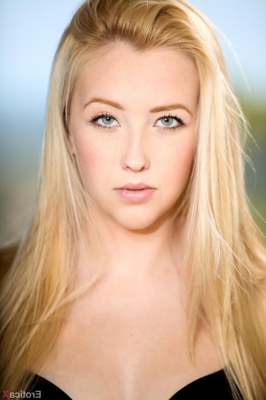 17P A loira esbelta Samantha Rone expõe seu corpo quente enquanto flerta na varanda