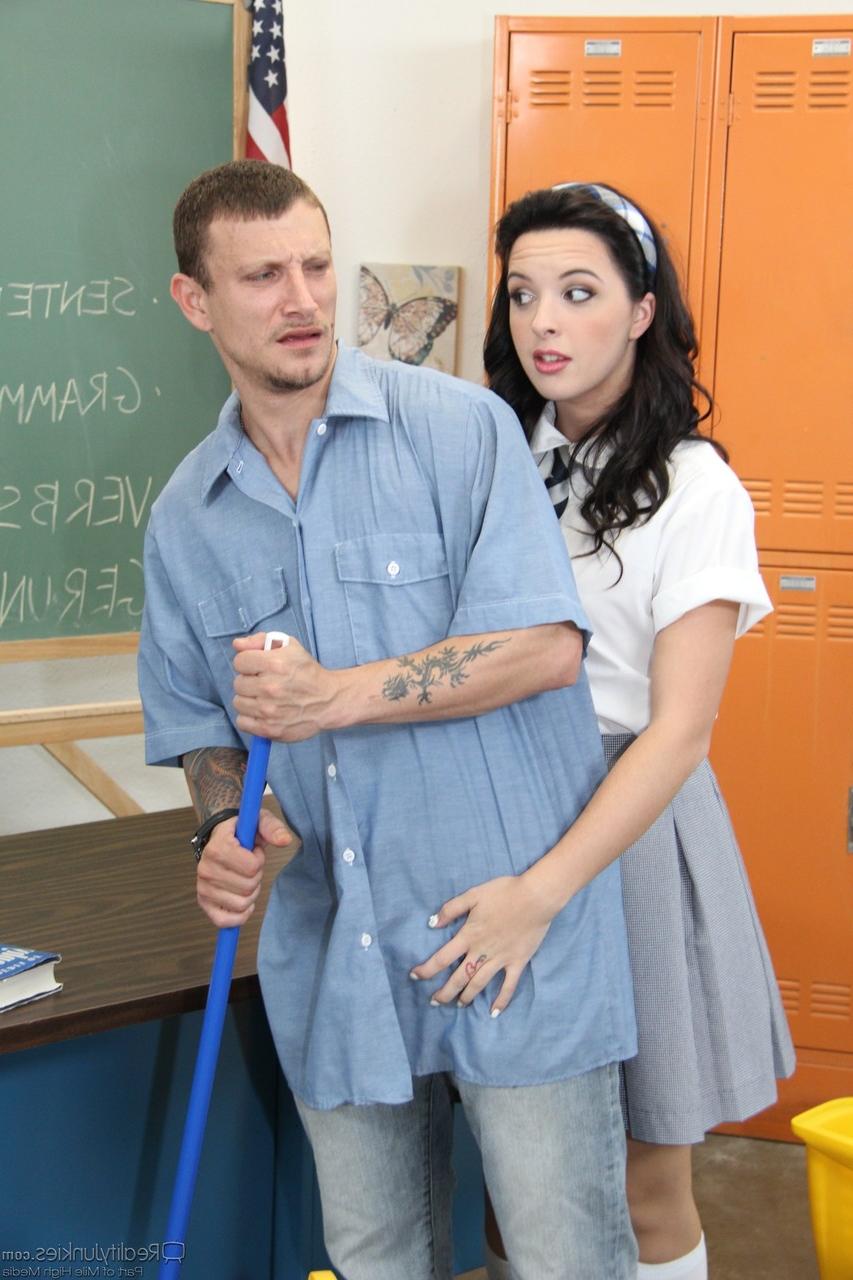 20P La colegiala morena Natalie Heart chupa y monta la gran polla dura del conserje