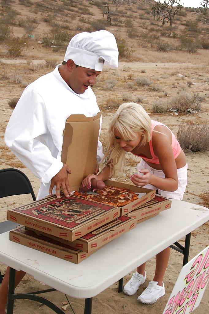 16P Die versaute Blondine Kacey Jordan wird von einem geilen Pizzaboten im Freien gebumst