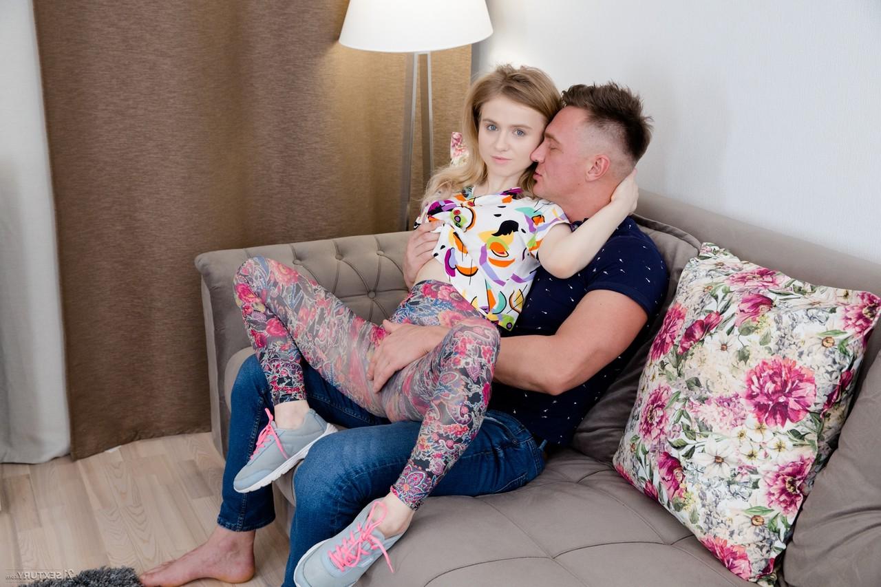 15P La petite jeune Flora Fairy se met à genoux pour une éjaculation après une baise anale intense.