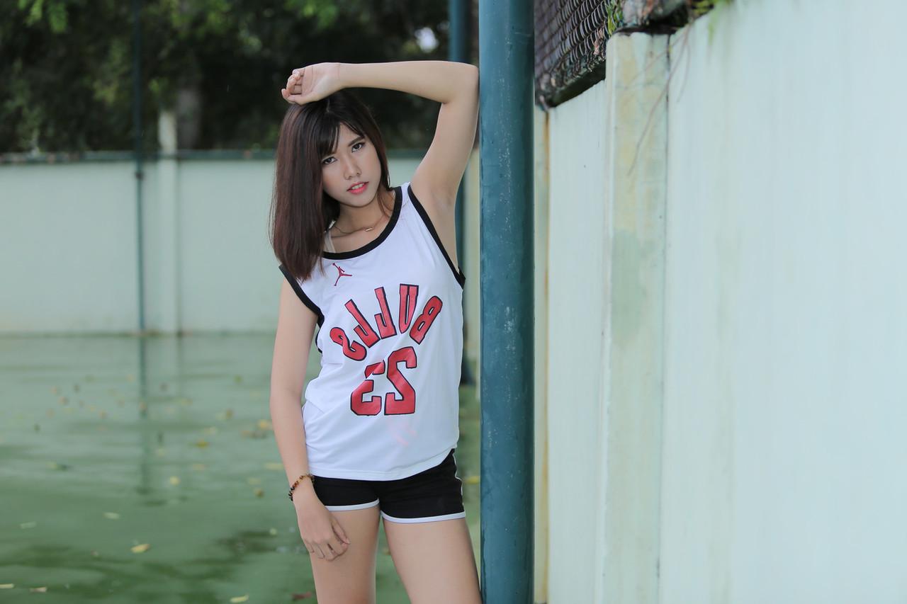 20P Gata asiática gostosa posando com sua camisa dos Bulls e shorts na quadra de tênis