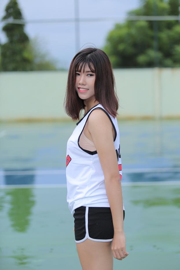 20P Gata asiática gostosa posando com sua camisa dos Bulls e shorts na quadra de tênis