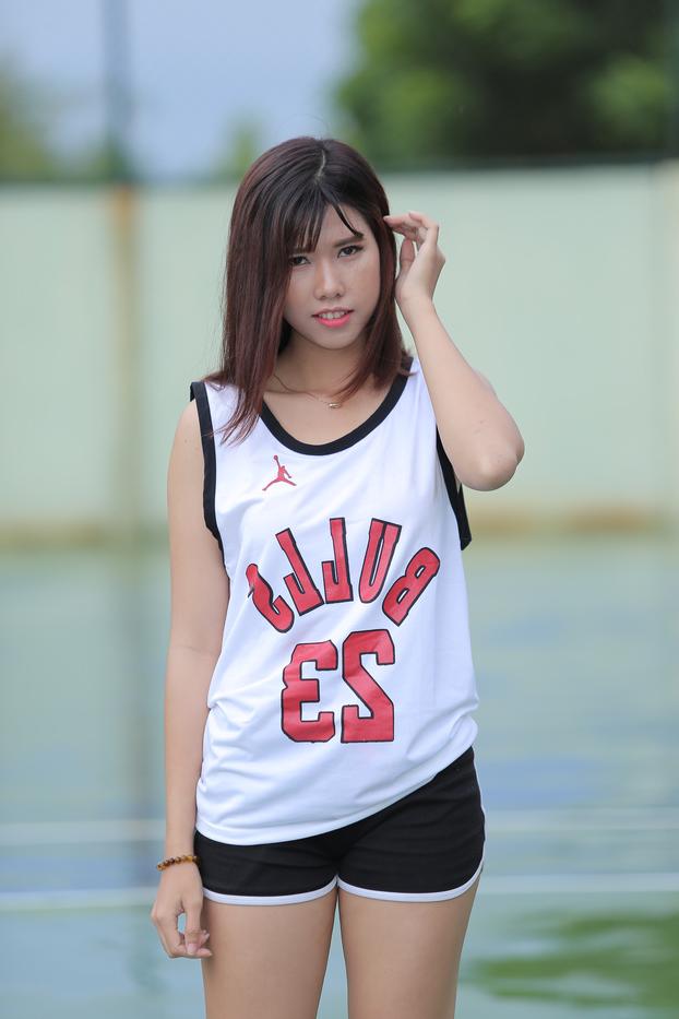 20P Gata asiática gostosa posando com sua camisa dos Bulls e shorts na quadra de tênis