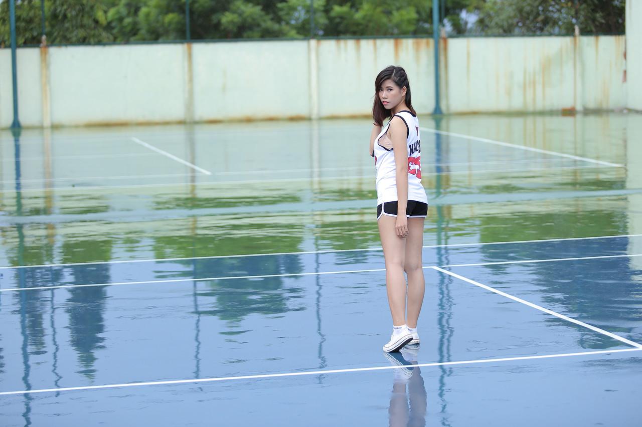 20P Gata asiática gostosa posando com sua camisa dos Bulls e shorts na quadra de tênis
