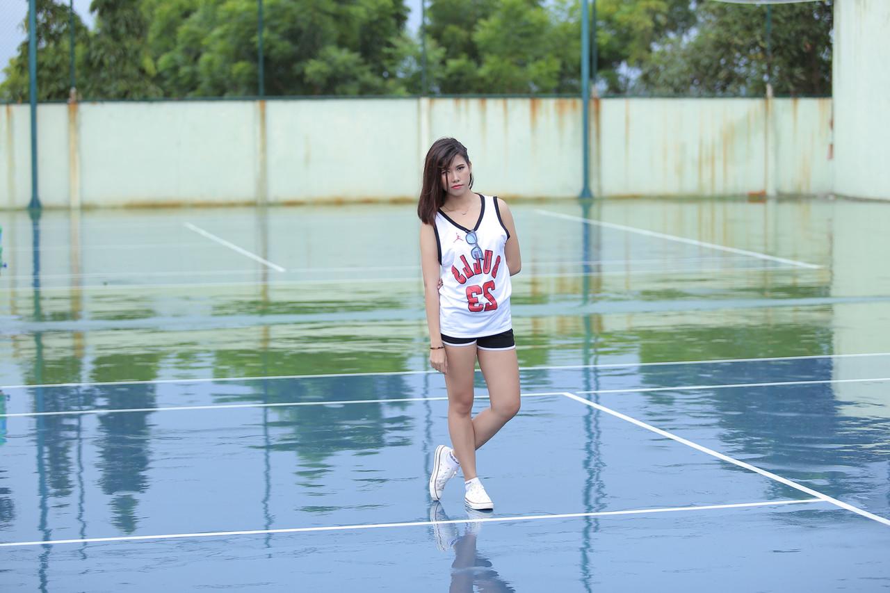 20P Gata asiática gostosa posando com sua camisa dos Bulls e shorts na quadra de tênis
