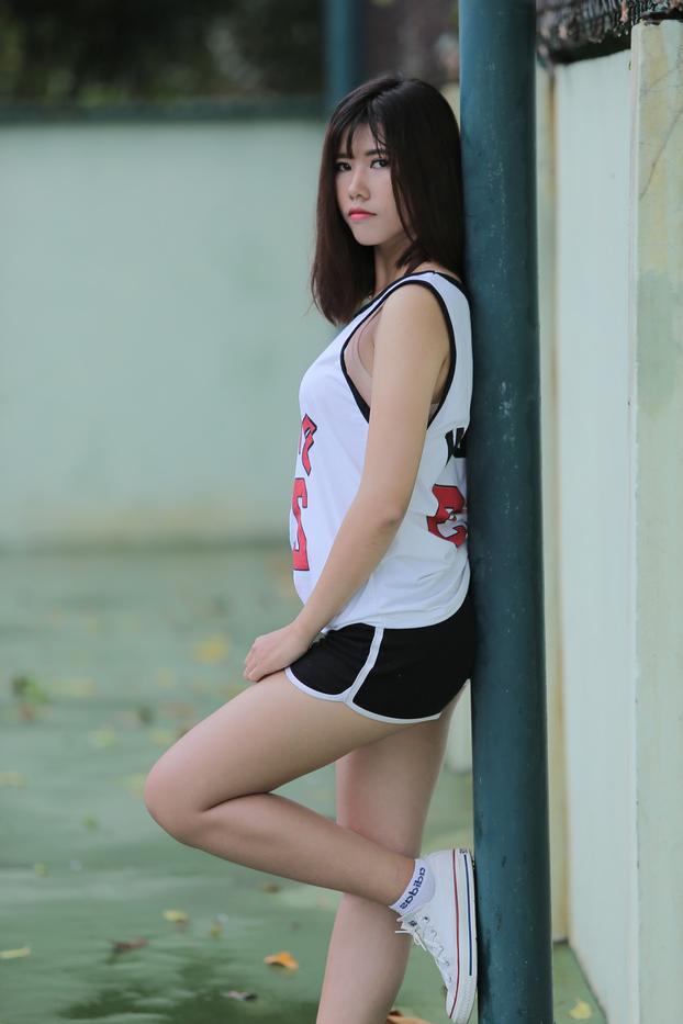 20P Gata asiática gostosa posando com sua camisa dos Bulls e shorts na quadra de tênis