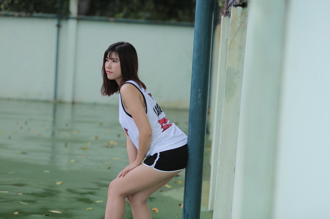 20P Gata asiática gostosa posando com sua camisa dos Bulls e shorts na quadra de tênis
