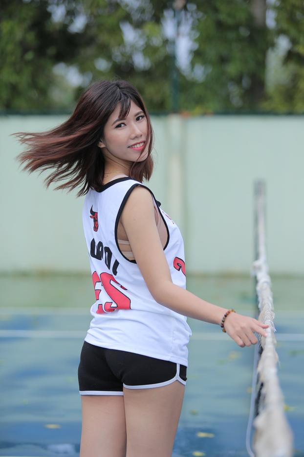 20P Gata asiática gostosa posando com sua camisa dos Bulls e shorts na quadra de tênis