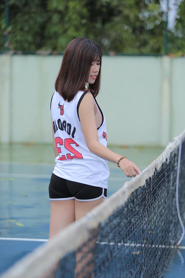 20P Gata asiática gostosa posando com sua camisa dos Bulls e shorts na quadra de tênis