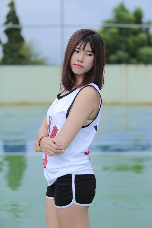 20P Gata asiática gostosa posando com sua camisa dos Bulls e shorts na quadra de tênis