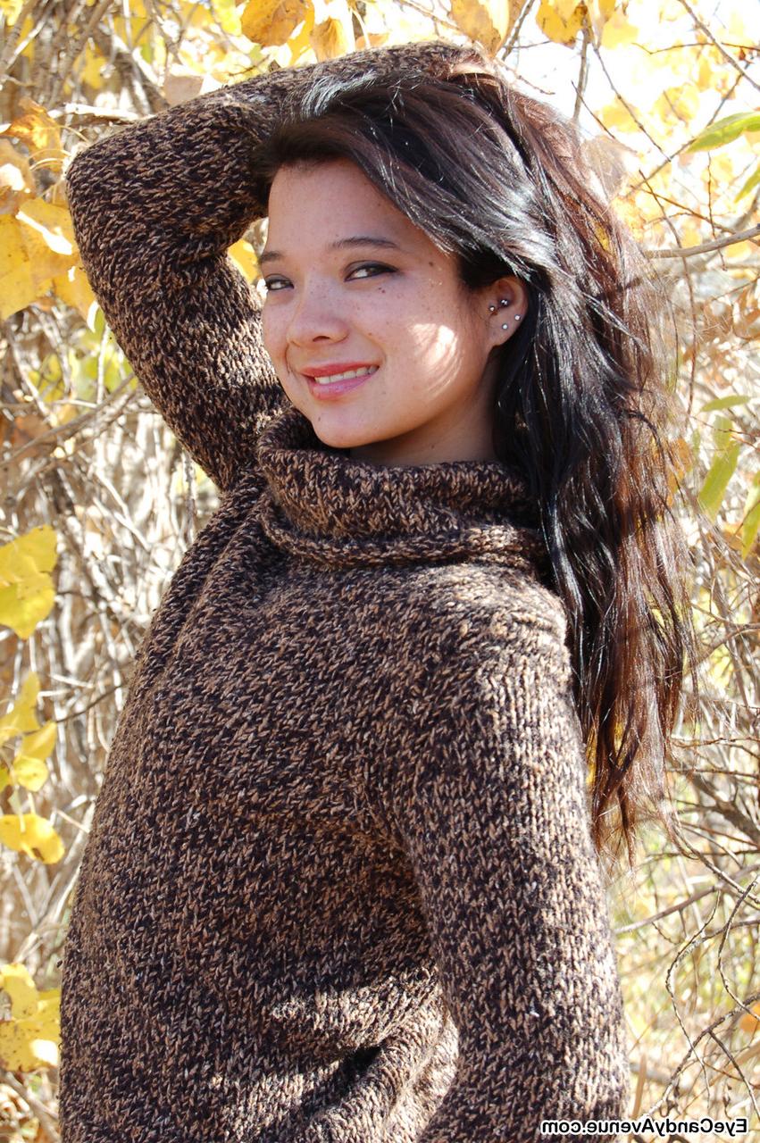 16P Une jeune fille d'à côté se met totalement nue en plein air