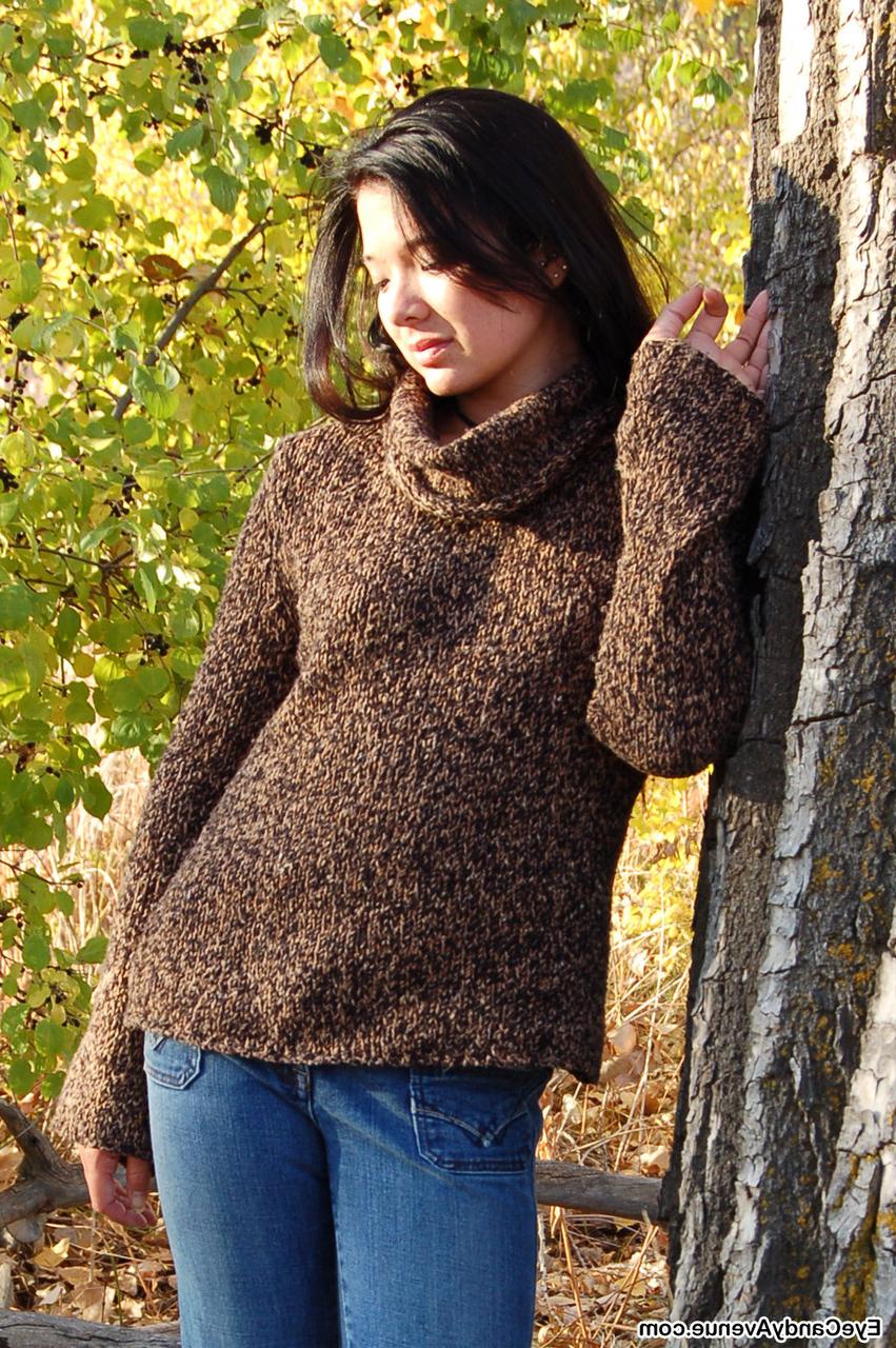 16P Une jeune fille d'à côté se met totalement nue en plein air