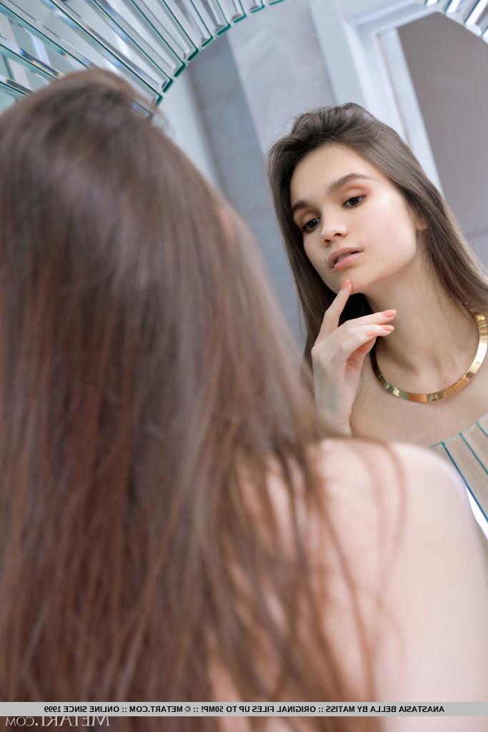 18P Die hübsche Teenagerin Anastasia Bella packt sich beim Duschen an ihrem geilen Arsch