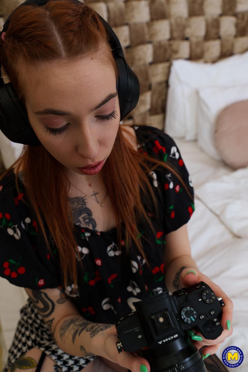 20P La joven amateur Giada Suicide y su madrastra Jordan Perry posan seductoramente