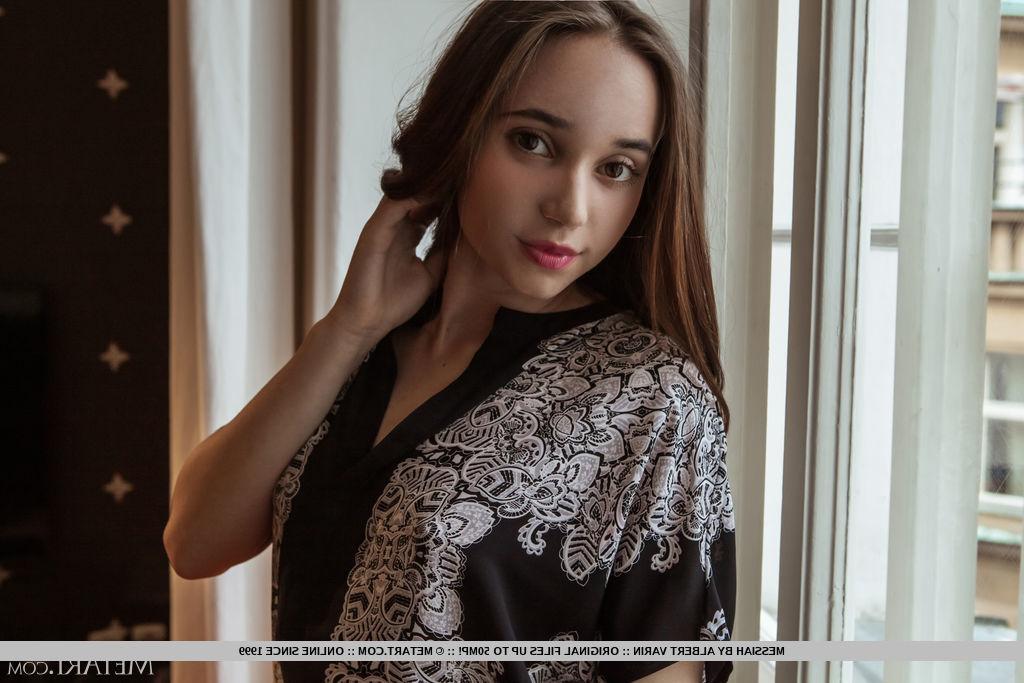 18P La jovencita flaca Messiah juega con su pelo largo antes de desnudarse en una silla
