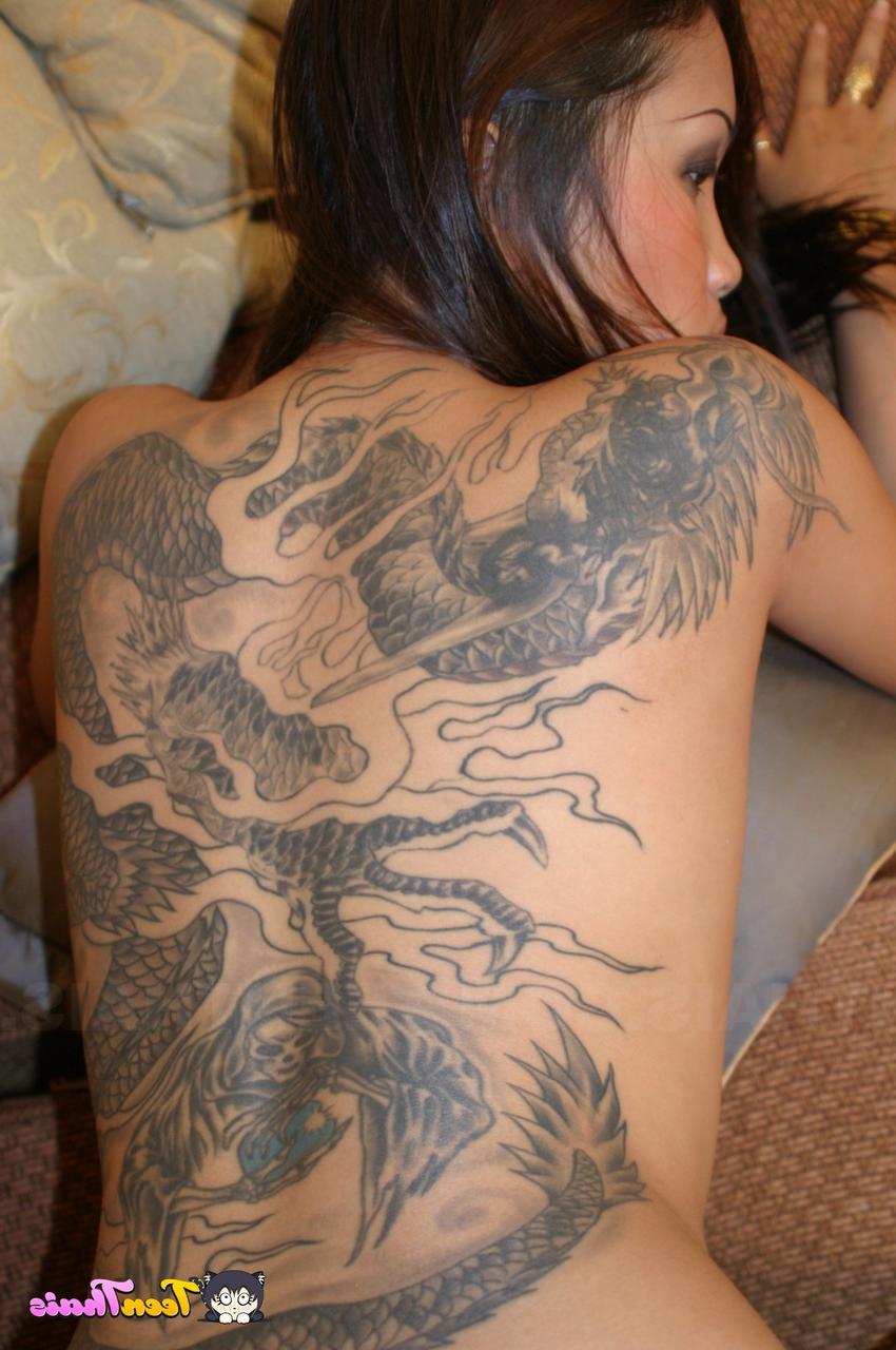 20P Sexy Asian babe tatuagens Michelle dá a cabeça e é fodida em meia arrastão