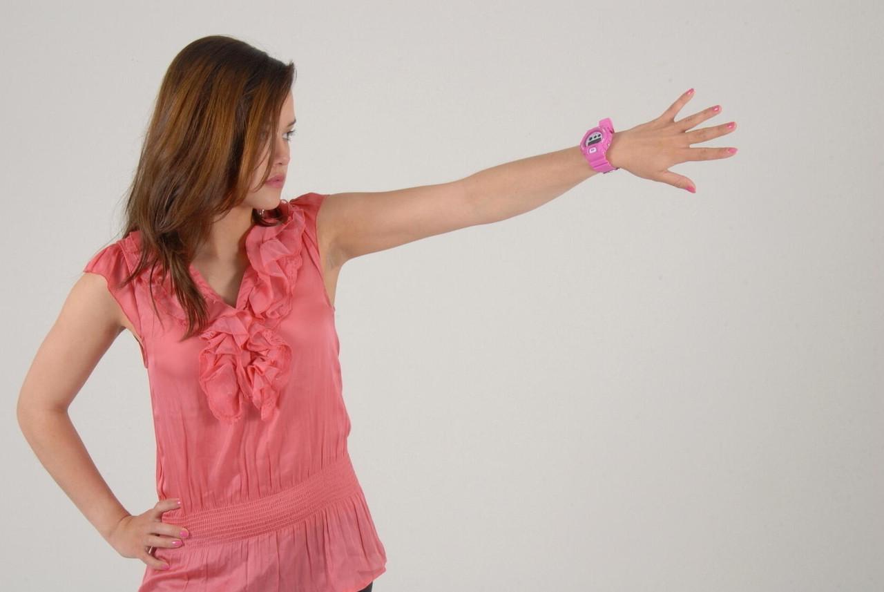16P Alice, mulher caucasiana, admira seu relógio G-Shock rosa enquanto está totalmente vestida