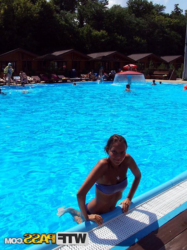 16P Katya, petite amatrice, modèle non nue lors d'une cassette de vacances faite maison.