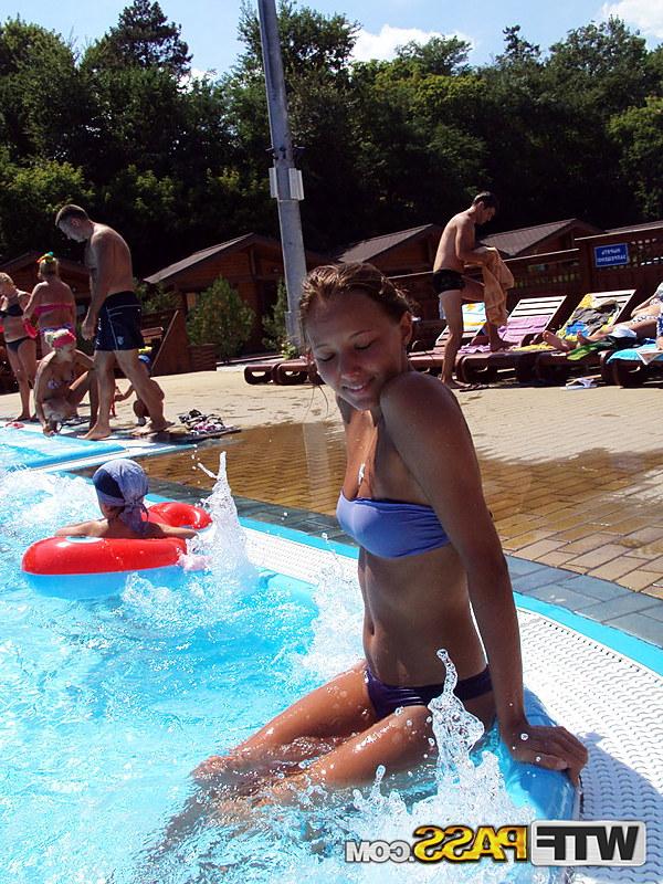 16P Katya, petite amatrice, modèle non nue lors d'une cassette de vacances faite maison.