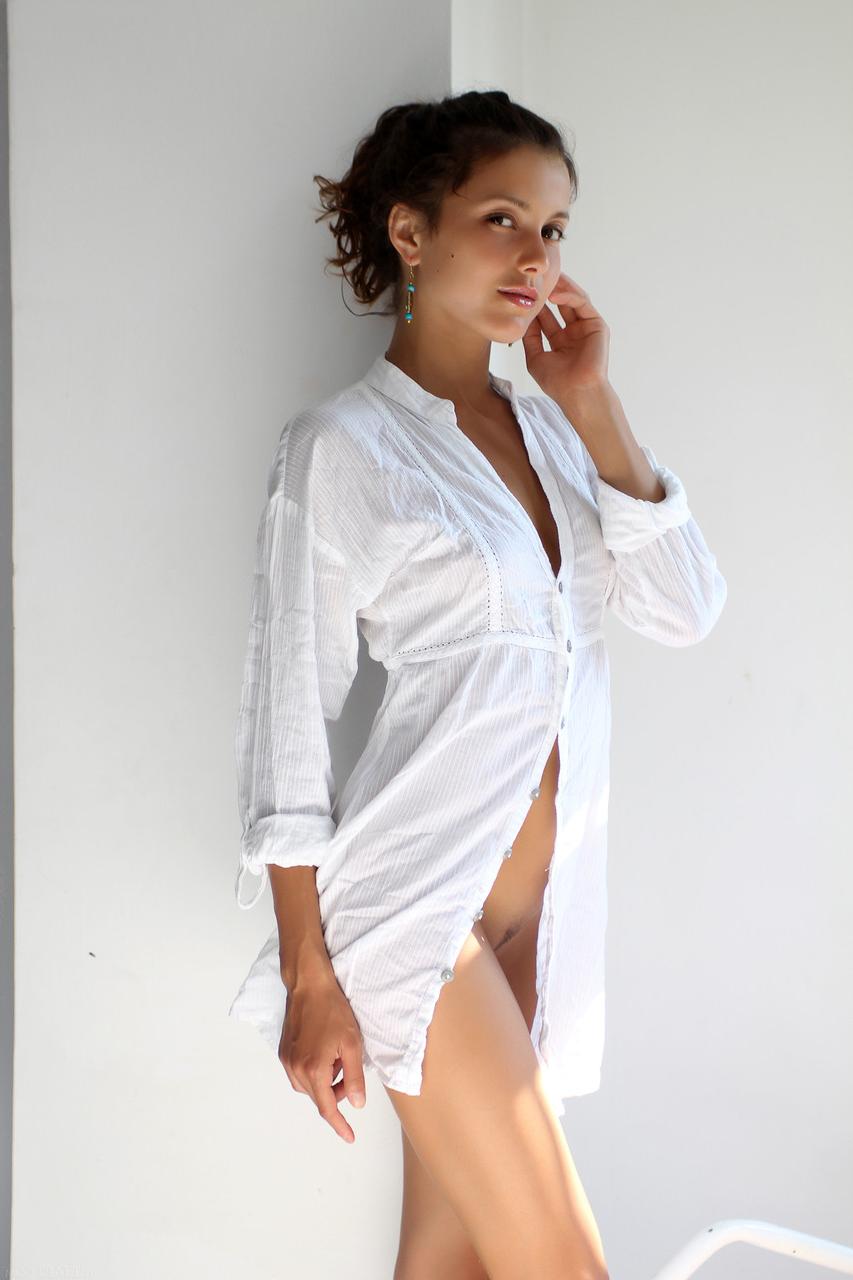 20P Pretty babe Divina A removes her white shirt and poses naked in a solo show