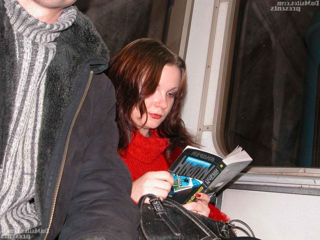 12P Pelirroja tiene sexo con un par de desconocidos tras conocerse en el transporte público