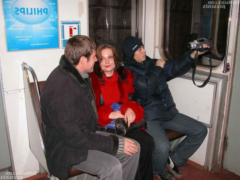 12P Pelirroja tiene sexo con un par de desconocidos tras conocerse en el transporte público