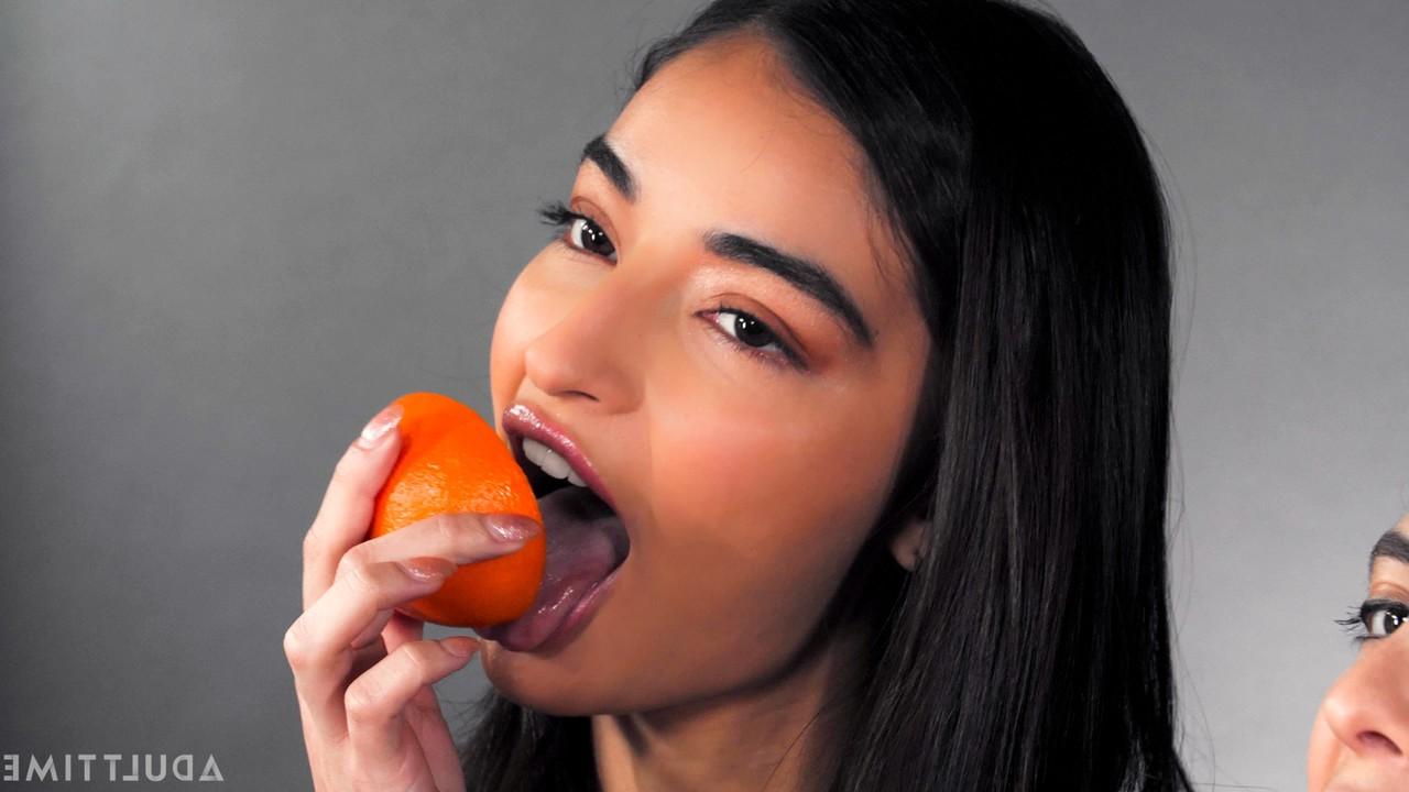 15P As morenas Jane Wilde e Emily Willis comem frutas antes do sexo lésbico