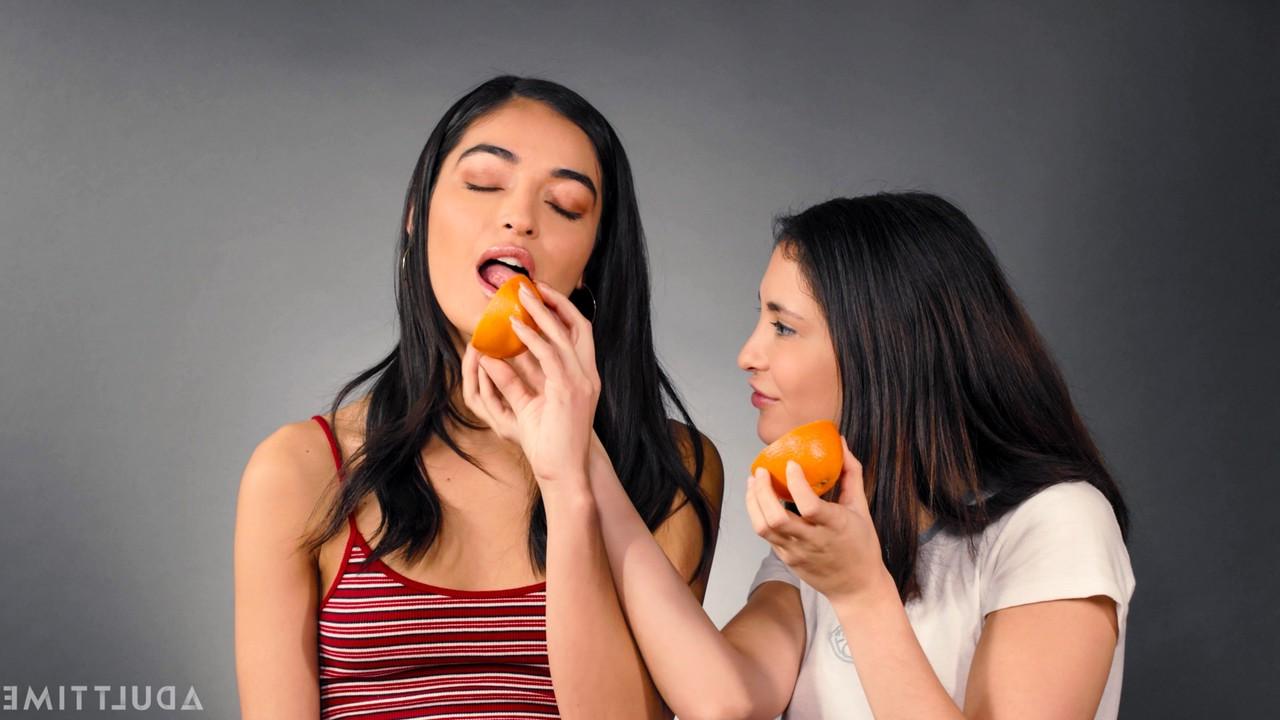 15P As morenas Jane Wilde e Emily Willis comem frutas antes do sexo lésbico