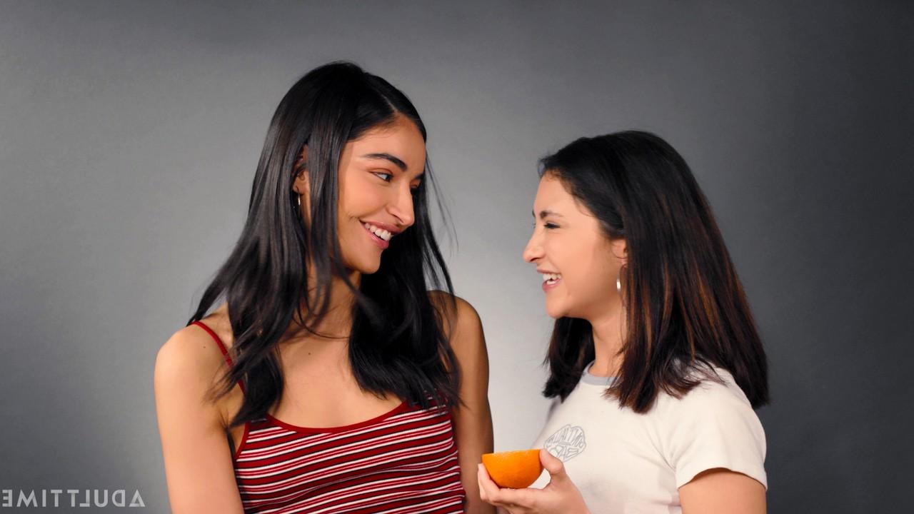 15P As morenas Jane Wilde e Emily Willis comem frutas antes do sexo lésbico