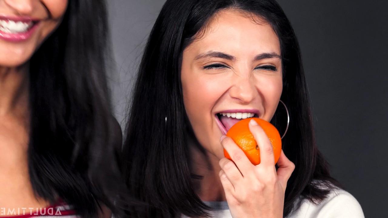 15P As morenas Jane Wilde e Emily Willis comem frutas antes do sexo lésbico