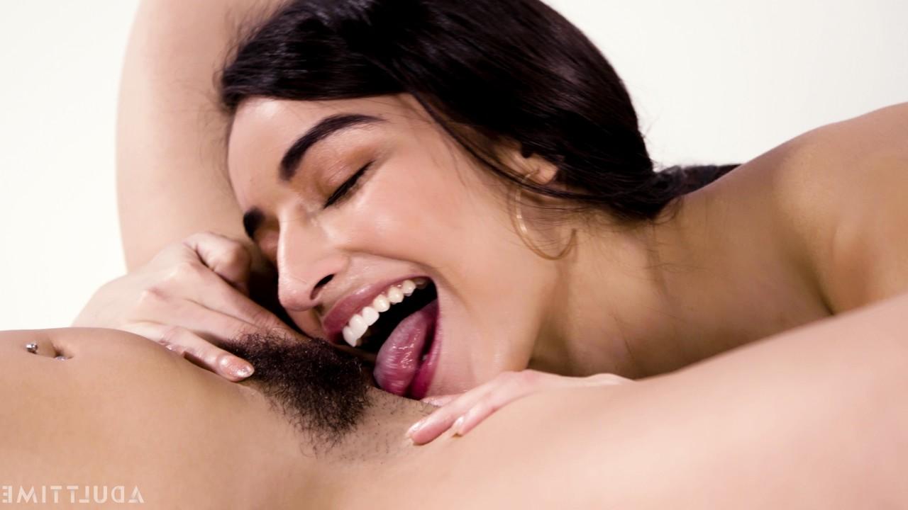 15P As morenas Jane Wilde e Emily Willis comem frutas antes do sexo lésbico