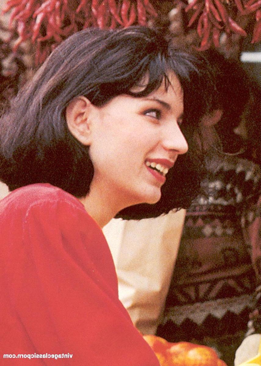 18P A doce adolescente Sofi Ryan chupa paus e é fodida em um trio vintage quente