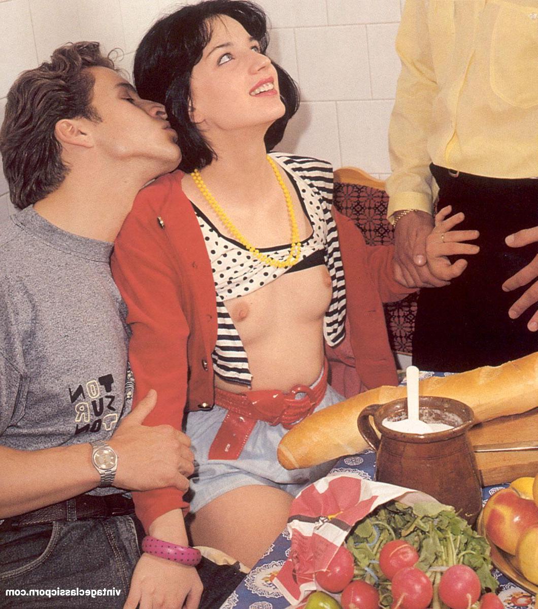 18P A doce adolescente Sofi Ryan chupa paus e é fodida em um trio vintage quente
