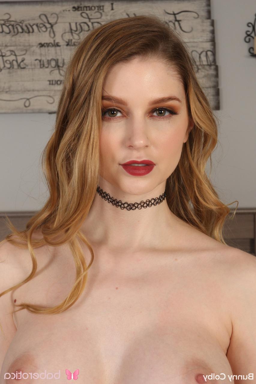 20P Babe Bunny Colby montre ses gros seins alors qu'elle se déshabille avec ses bas et ses talons.