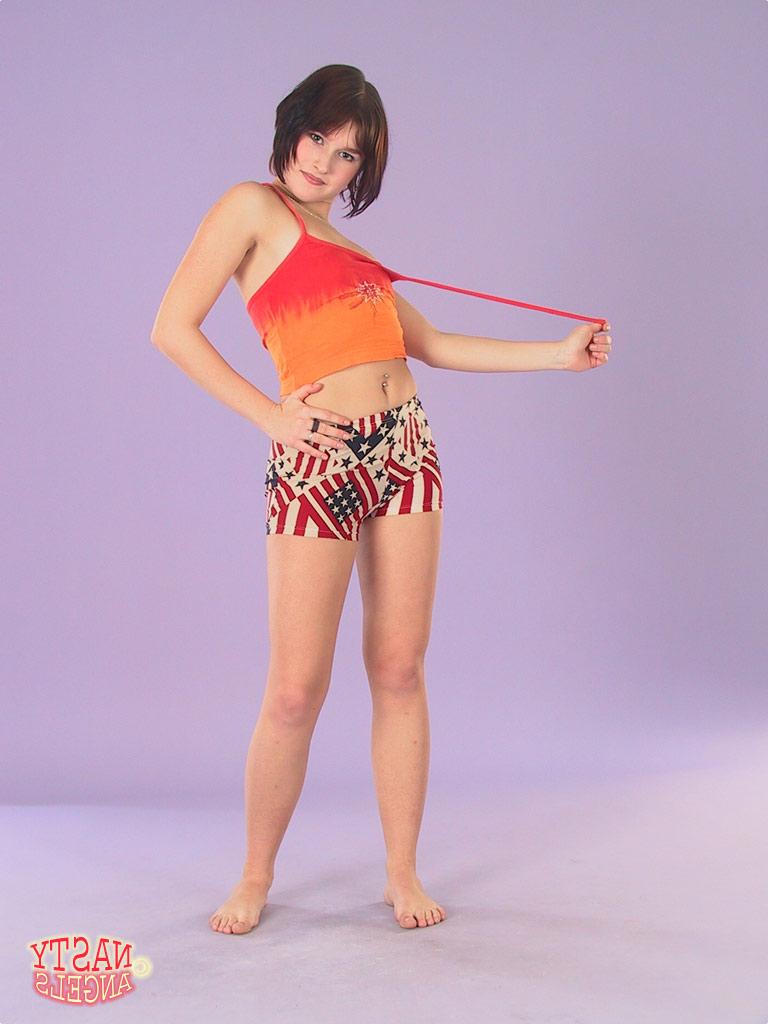 17P La joven blanca Lida hace un striptease lento antes de modelar desnuda
