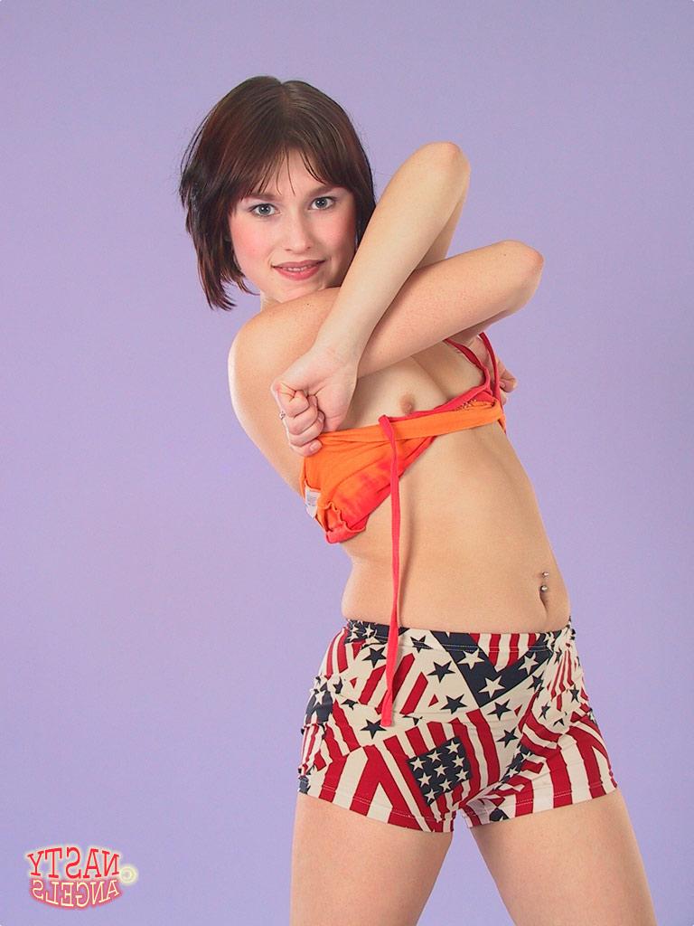 17P La joven blanca Lida hace un striptease lento antes de modelar desnuda