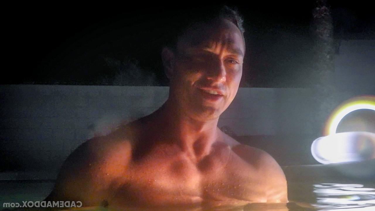 13P Un mec gay en chaleur avec des muscles chauds se branle sous l'eau en solo