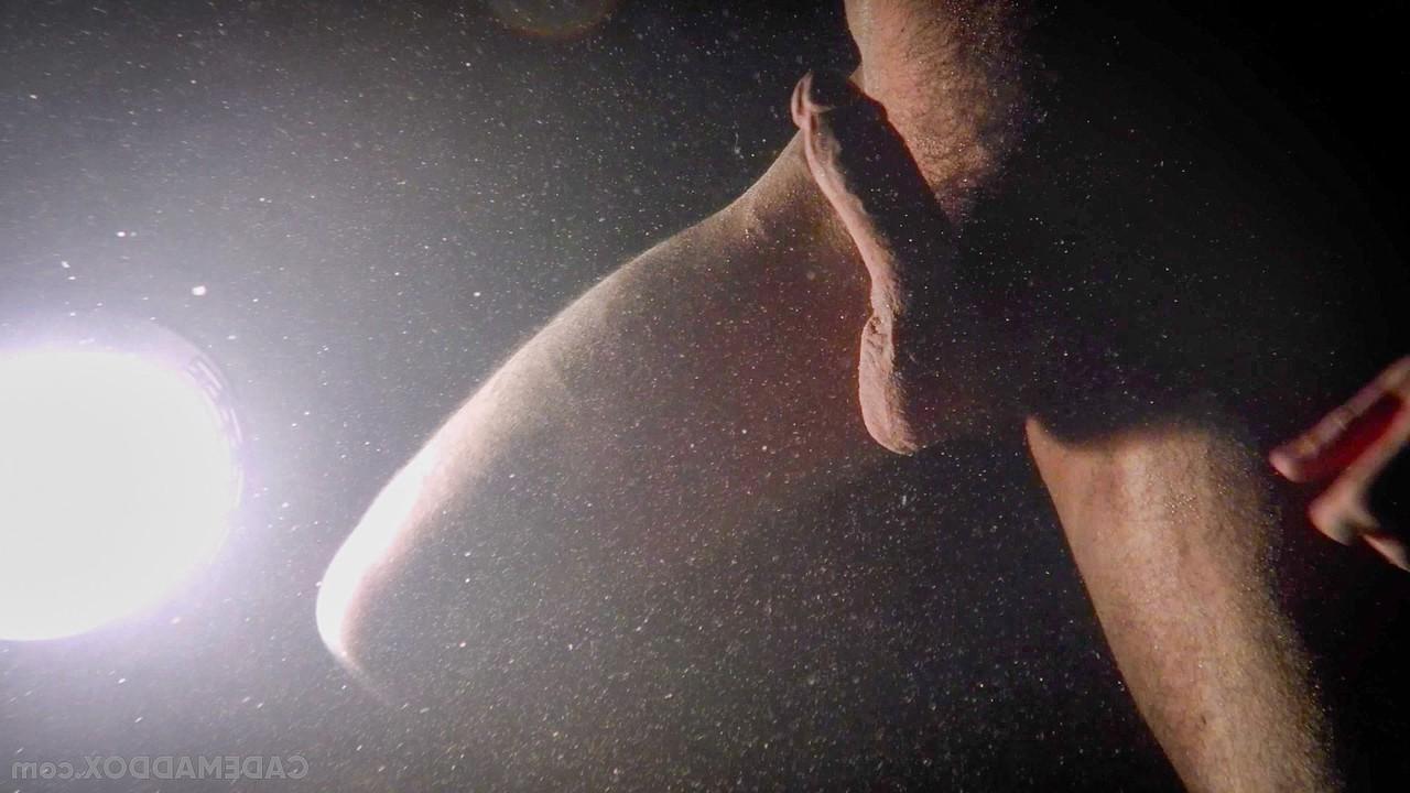 13P Un mec gay en chaleur avec des muscles chauds se branle sous l'eau en solo