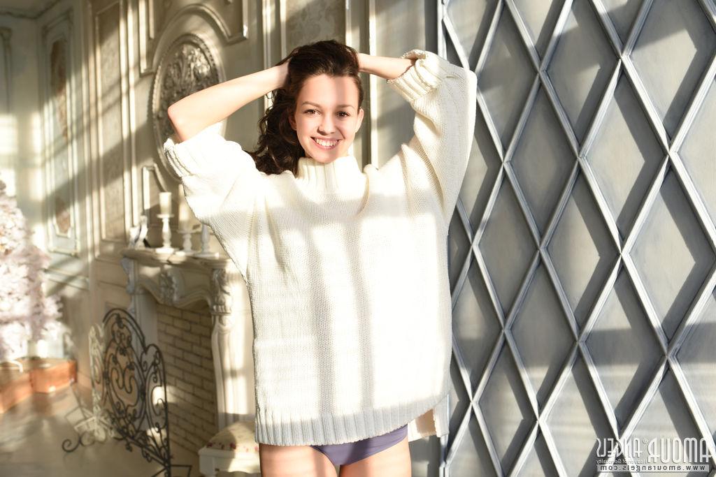 20P A adolescente flexível Starlet veste um suéter e calcinha depois de ótimas poses nuas