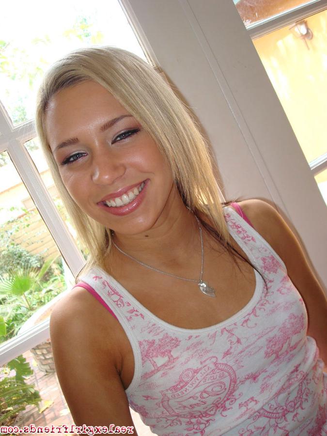 16P Amateurfreundin Kacey Jordan zieht sich aus, um ihren jugendlichen Körper zu zeigen