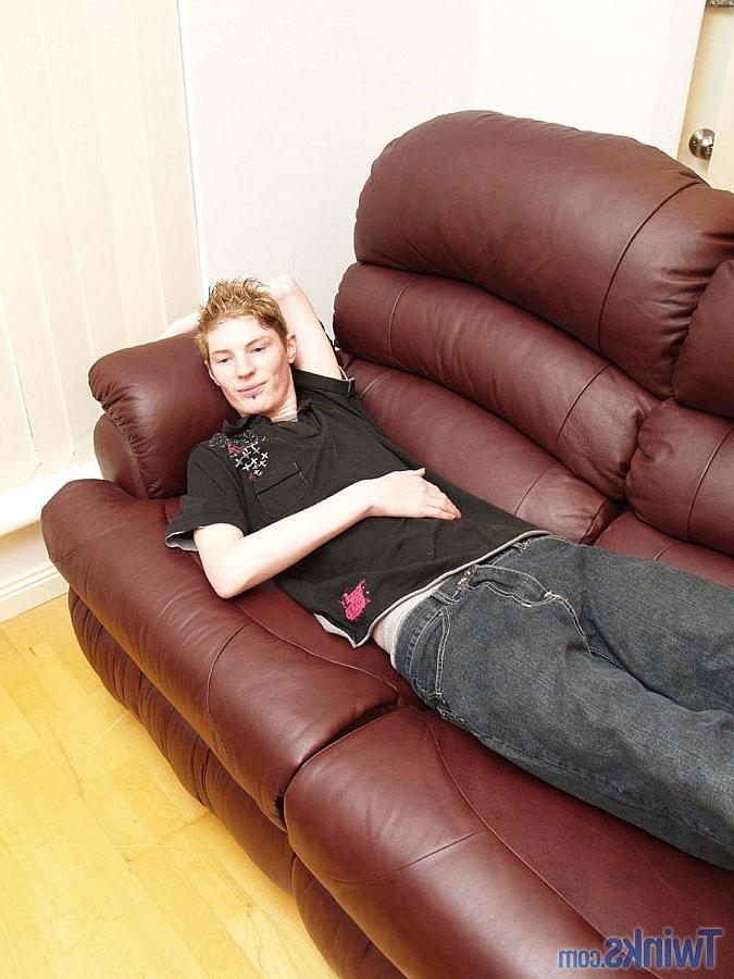 20P Очаровательного твинка Джексона Си застукали играющим со своим членом на диване