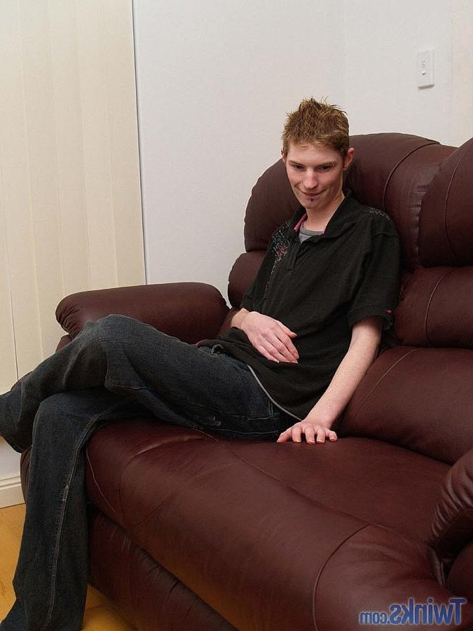 20P Очаровательного твинка Джексона Си застукали играющим со своим членом на диване