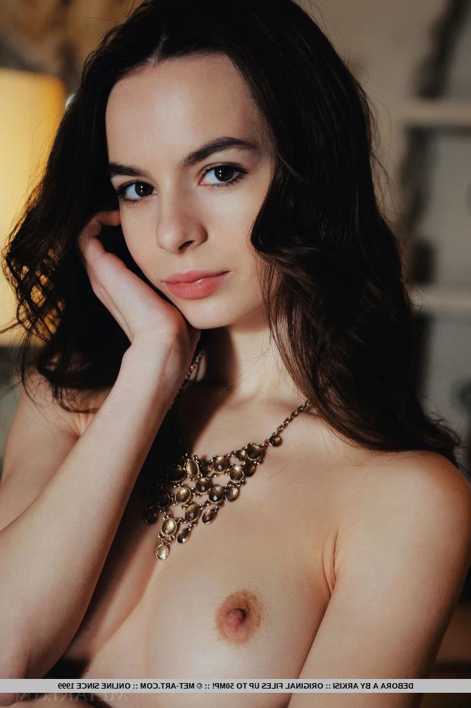 18P La jeune mince Debora A prend des poses alléchantes en solo avec des talons à brides à la cheville.