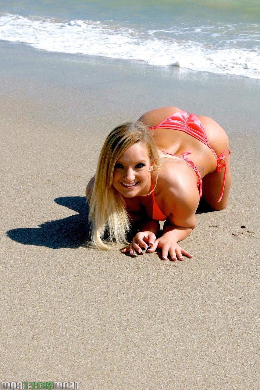 17P Loira sexy com tatuagens tira o sutiã do biquíni para sentir a brisa nos seios naturais
