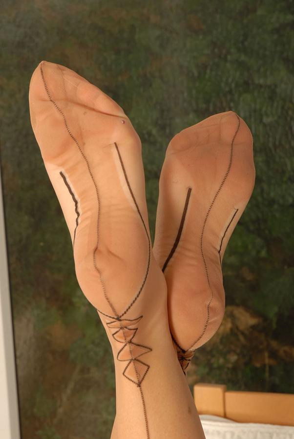 12P Die heiße Blondine Michelle Thorne zeigt ihre Titten und Fotze in seltenen Vintage-Nylons