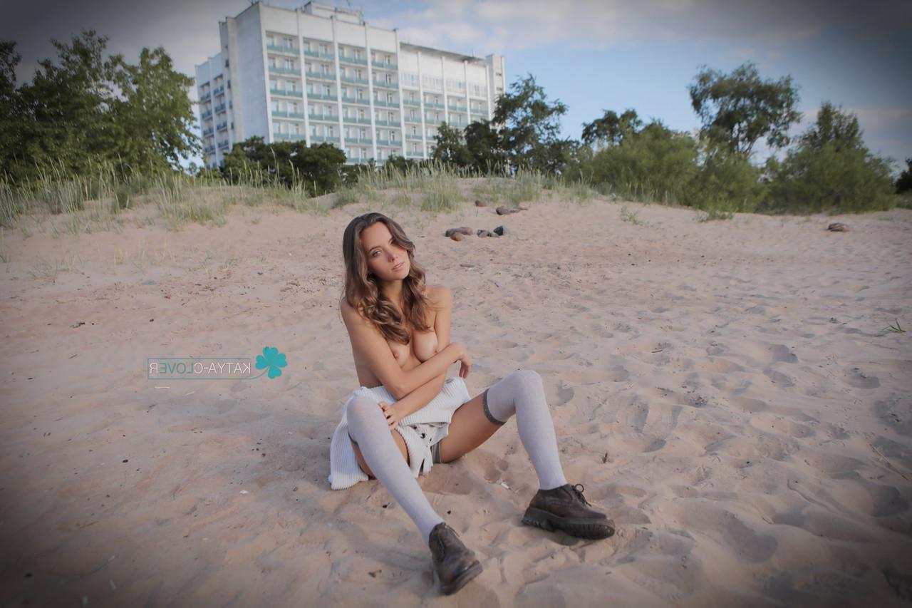 15P A gata safada Princesa Clover mostra seus peitos minúsculos em uma compilação sexy ao ar livre